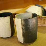 掛分切立湯呑[白×黒]大