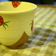 イチゴの湯呑み