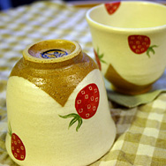 イチゴの湯呑み